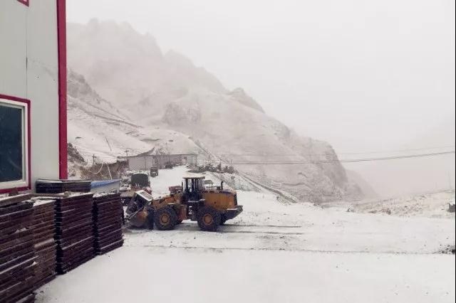 人間四月芳菲盡，山中春雪還復來