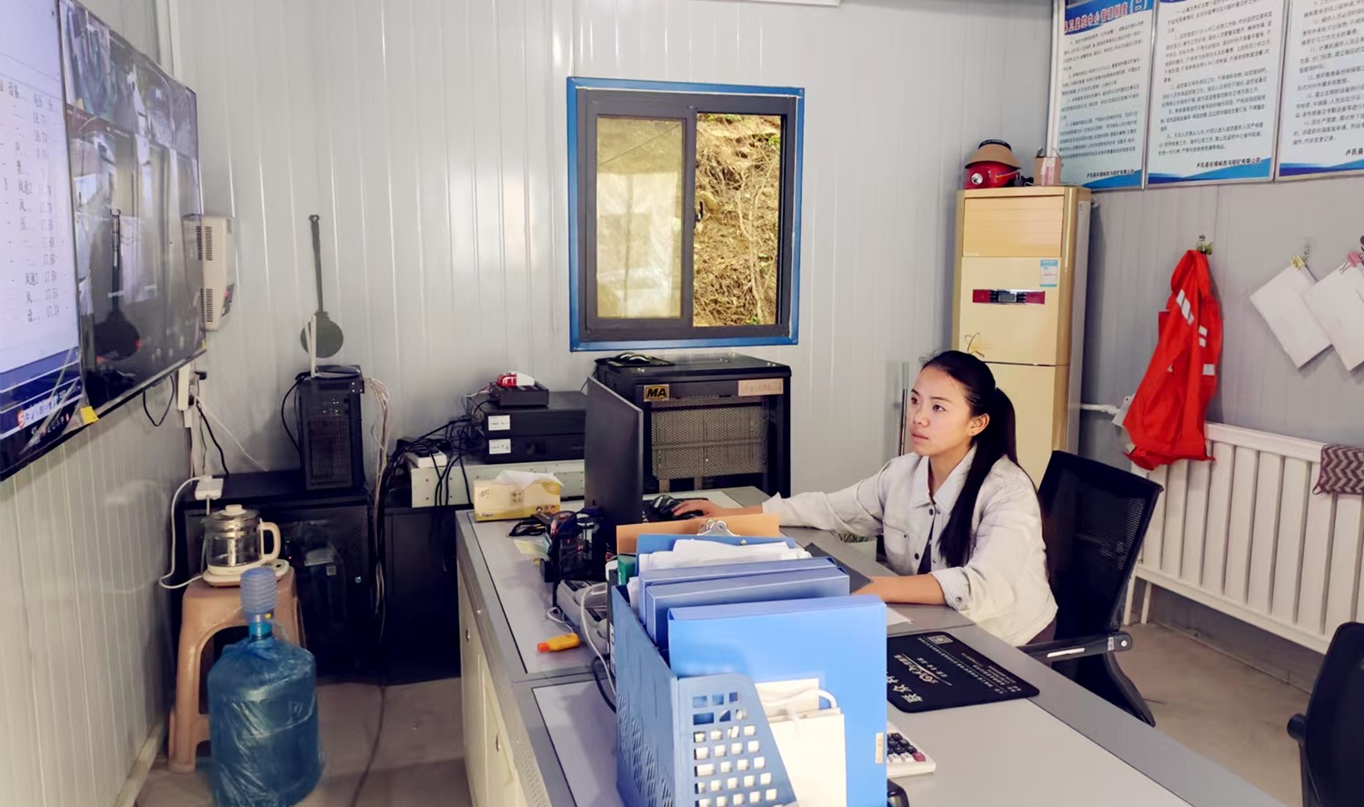 堅(jiān)守安全防線(xiàn)，綻放巾幗風(fēng)采｜記西溝鐵礦安全監(jiān)控員黃春玲