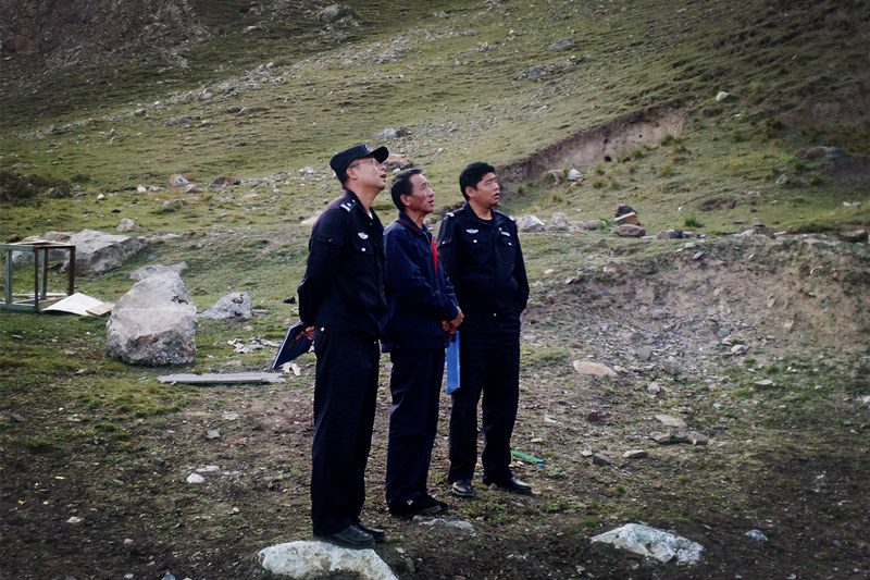 興?？h公安局治安大隊(duì)到銅鑫公司例行安全專項(xiàng)檢查