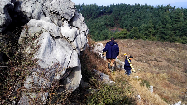 1496911614105814.jpg 針對尾礦壩匯水面積專項測量工作的行進路途中_副本.jpg